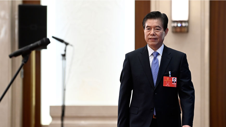 商務(wù)部部長(zhǎng)鐘山步入&ldquo;部長(zhǎng)通道&rdquo;