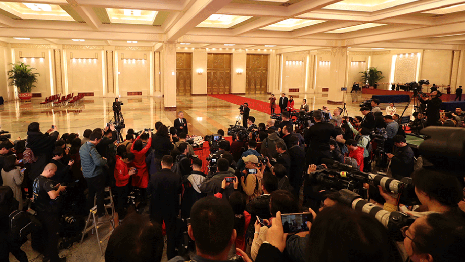 記者在&ldquo;部長(zhǎng)通道&rdquo;采訪