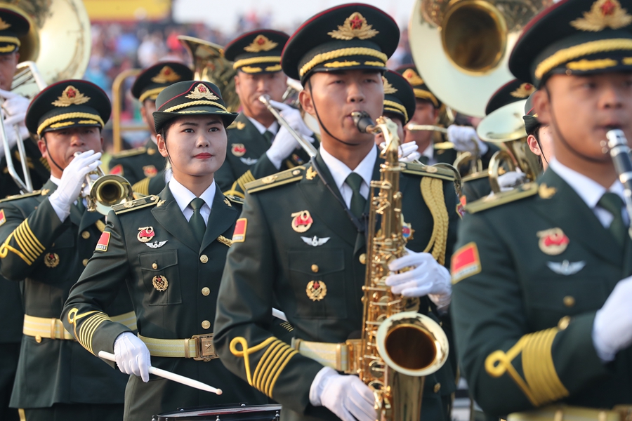 解放軍聯(lián)合軍樂團在廣場就位后進行準備工作和試奏。據(jù)了解，解放軍聯(lián)合軍樂團此次演奏是從開國大典至今歷次閱兵以來演奏曲目最多的一次，不少曲目是為此次閱兵量身打造的全新作品，此次也是歷次女演奏員最多的一次。