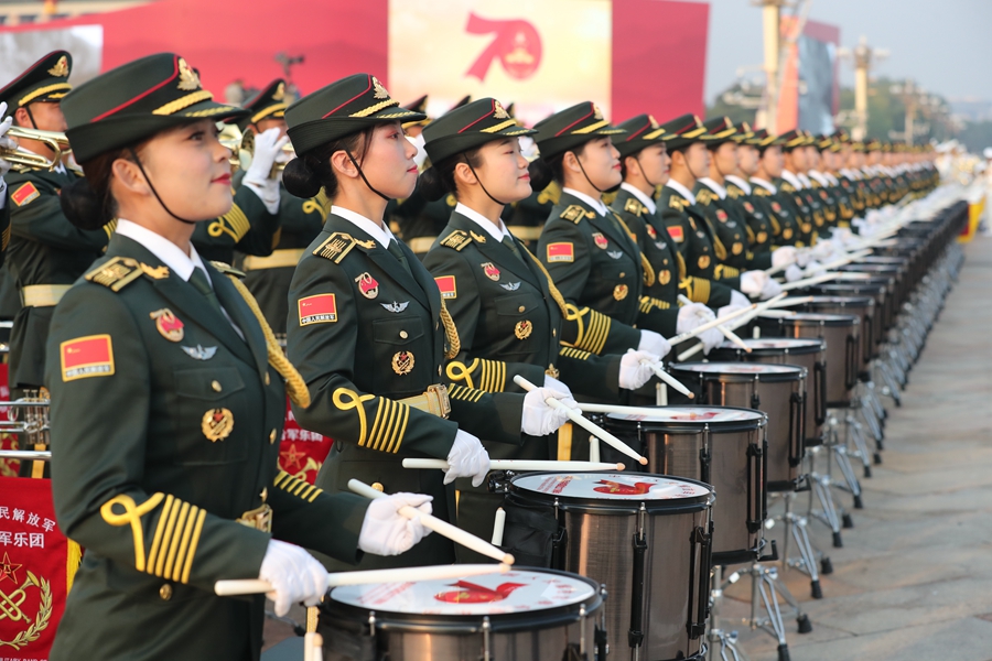 解放軍聯(lián)合軍樂團在廣場就位后進行準備工作和試奏。據(jù)了解，解放軍聯(lián)合軍樂團此次演奏是從開國大典至今歷次閱兵以來演奏曲目最多的一次，不少曲目是為此次閱兵量身打造的全新作品，此次也是歷次女演奏員最多的一次。