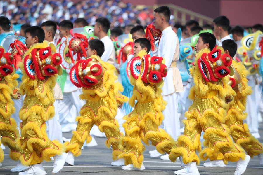 群眾大游行，歡樂的海洋！