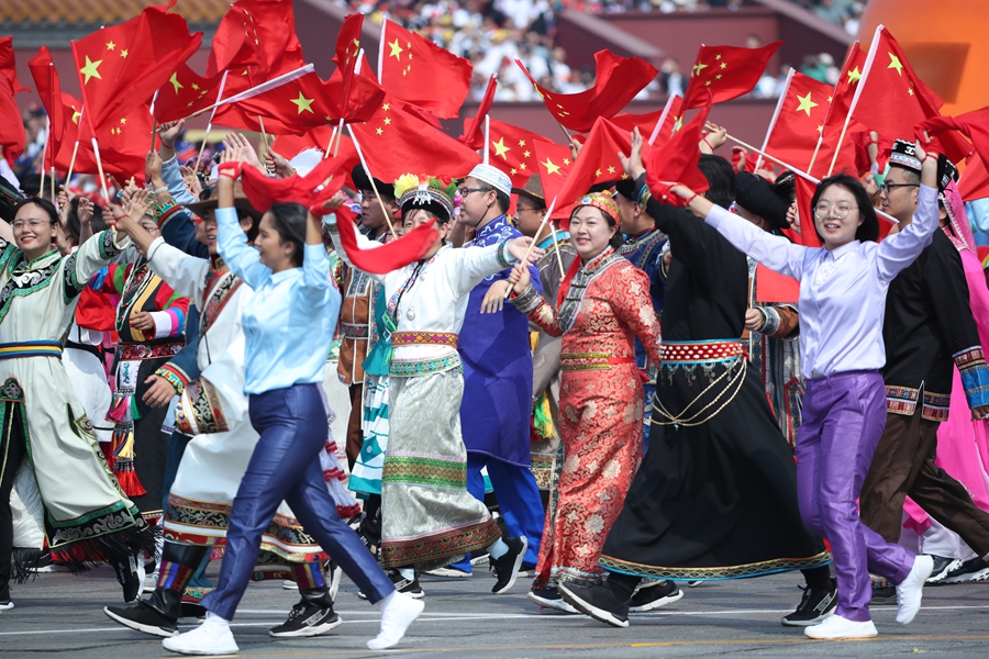 群眾大游行，歡樂的海洋！