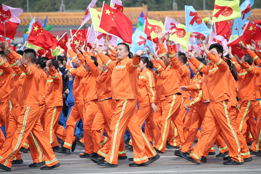 群眾大游行，歡樂的海洋！