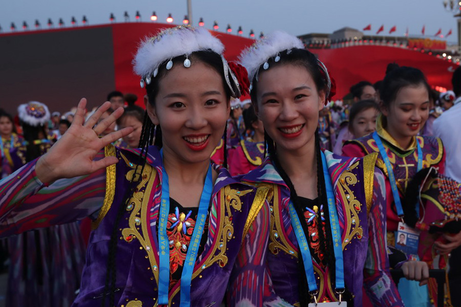 今晚，我們歡聚在天安門(mén)廣場(chǎng)