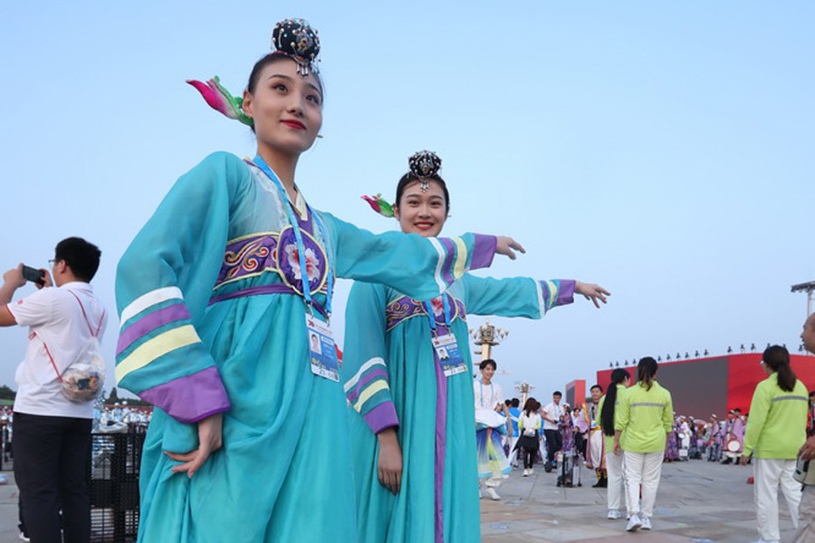 今晚，我們歡聚在天安門(mén)廣場(chǎng)