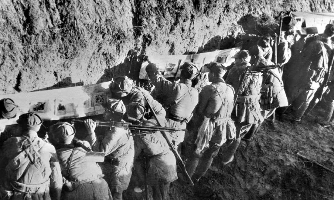1948年冬，淮海戰(zhàn)役期間，雙堆集前沿陣地舉辦的戰(zhàn)地影展，深受解放軍戰(zhàn)士歡迎。新華社稿  袁克忠攝