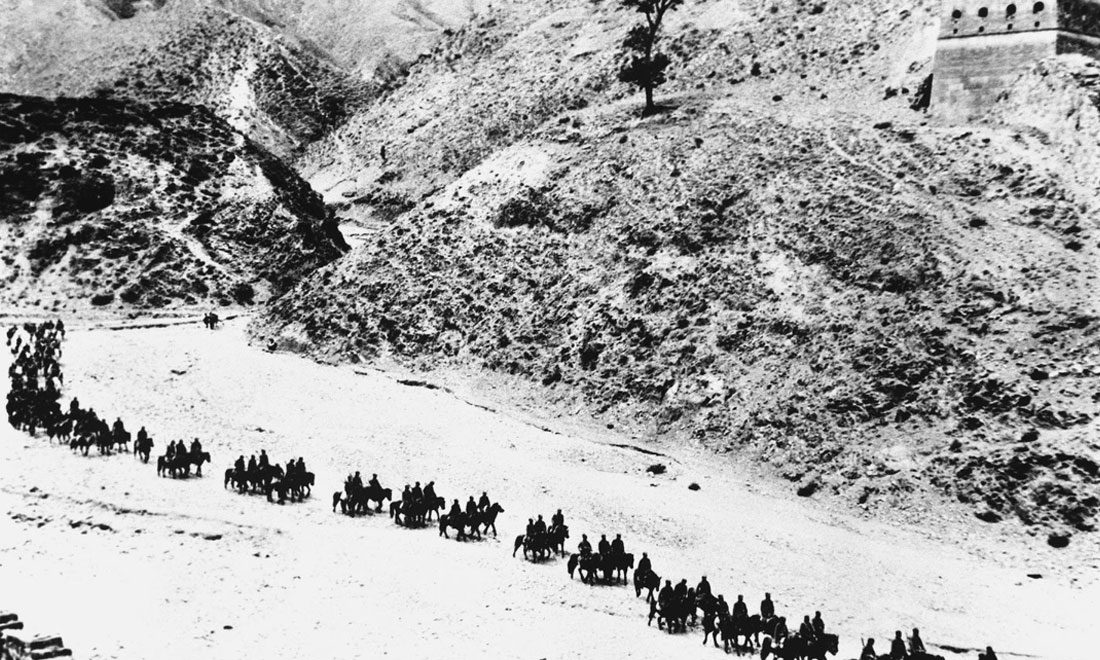 1937年11月太原失守后，八路軍向華北敵后挺進(jìn)，分兵發(fā)動群眾，開展敵后游擊戰(zhàn)爭，創(chuàng)建敵后根據(jù)地。新華社稿　沙飛攝