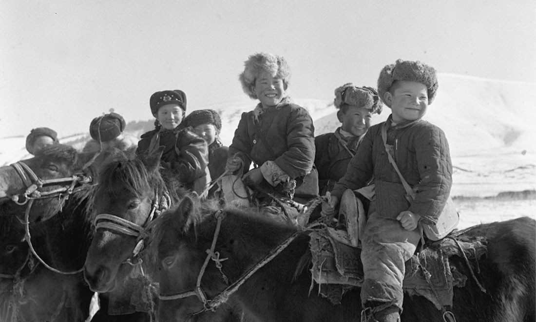 1964年春，新疆伊犁哈薩克自治州昭蘇縣的哈薩克族小學(xué)生們。新華社記者武純展攝