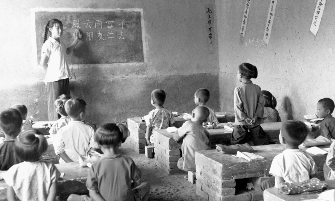 1964年夏，河北省壩縣煎茶鋪公社西煎大隊(duì)，一所耕讀小學(xué)的學(xué)生們在上課。新華社記者梁一丁攝