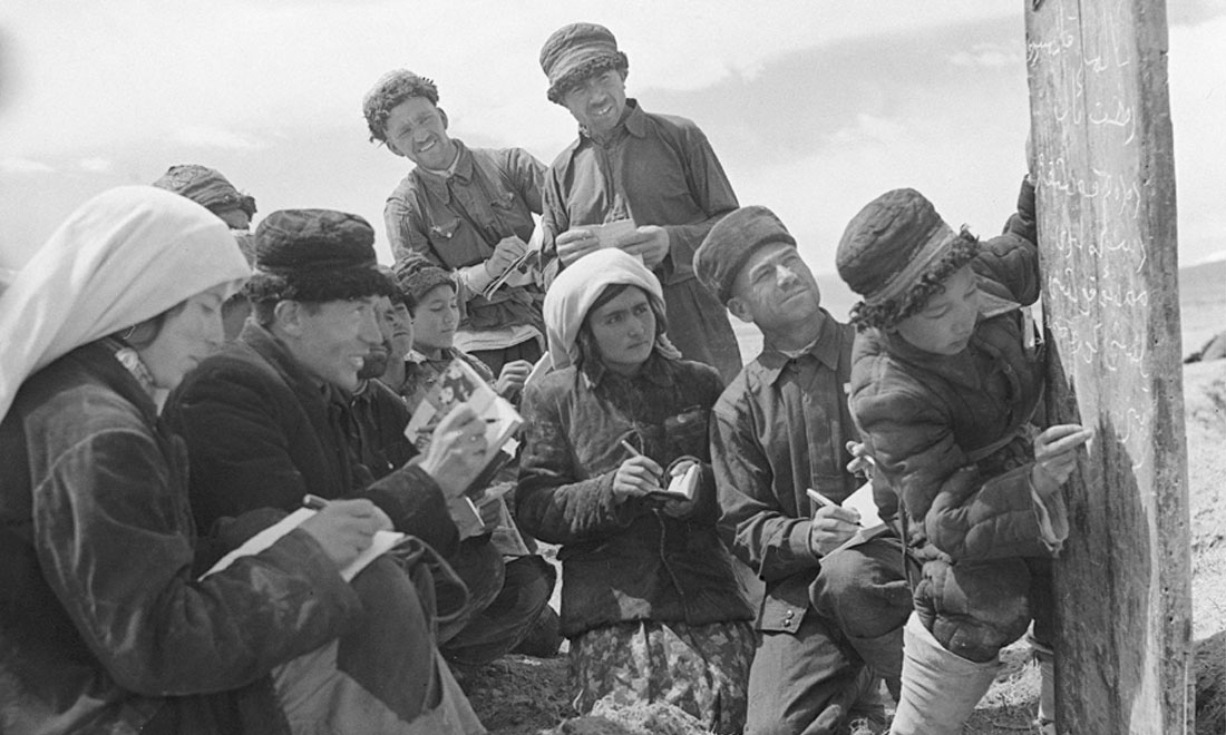 1960年6月，新疆慕士塔格峰下，大人們在小學(xué)生幫助下學(xué)習(xí)文化。新華社記者武純展攝