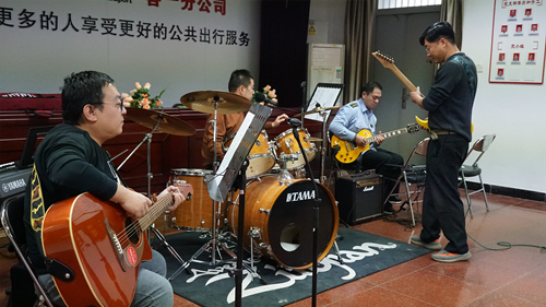 追夢中國人|侯孝輝：左手方向盤，右手麥克風(fēng)