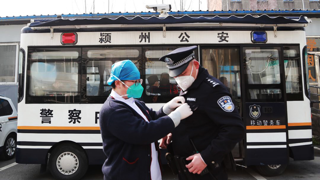 警察魏云龍：咫尺之間，各自奮戰(zhàn)