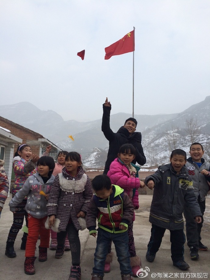 2015年&ldquo;多一克溫暖&rdquo;著名演員杜淳加入溫暖行動(dòng)。暖男杜淳很快和孩子們打成了一片，他和孩子們聊起了夢(mèng)想，讓孩子們將它寫在紙上并折成紙飛機(jī)，領(lǐng)著孩子們來到操場(chǎng)上將帶著夢(mèng)想紙飛機(jī)放飛。