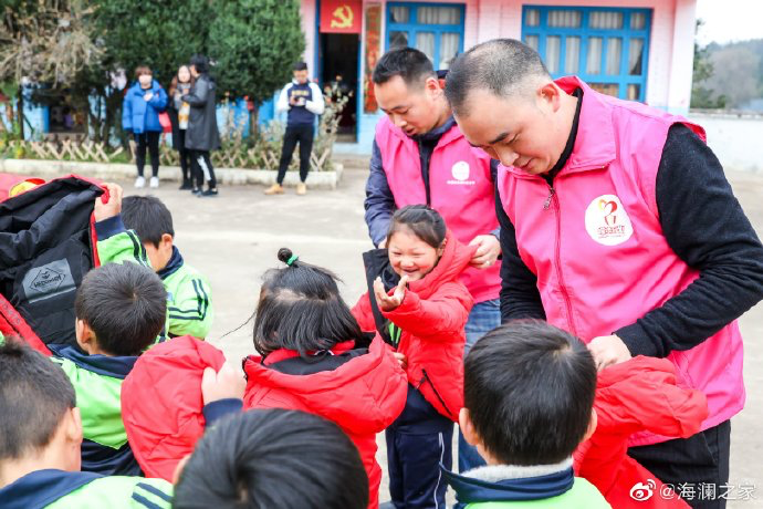 2019年11月，海瀾之家的志愿者們來到了貴州六盤水市的南開鄉(xiāng)。這里地域偏遠(yuǎn)溝壑縱橫。志愿團(tuán)隊(duì)就這樣小心謹(jǐn)慎的行駛在霧蒙蒙的山路上，堅(jiān)持把物資送到了塢鉛小學(xué)的孩子們手里。