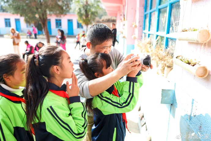盡管身處大山，塢鉛小學(xué)卻到處都是驚喜，自制插花、獨(dú)一無二的石頭畫、杉木墩上的24節(jié)氣圖&hellip;&hellip;孩子們從不缺少發(fā)現(xiàn)美的眼睛。2019年，海瀾之家特別準(zhǔn)備了攝影課堂，讓孩子們通過拍照的方式自由地傳達(dá)真善美。