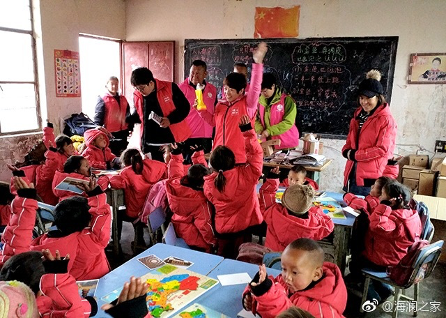 2018年，由海瀾之家攜手網(wǎng)易新聞打造的&ldquo;多一課溫暖&rdquo;課程平臺(tái)讓一間間溫暖的課堂走向深山與邊陲。帶著貼合孩子教育需求的線上內(nèi)容和教師、各領(lǐng)域KOL及愛心人士組成的愛心團(tuán)隊(duì)，海瀾之家用實(shí)際行動(dòng)為孩子的教育加溫，踐行&ldquo;多一克溫暖&rdquo;。