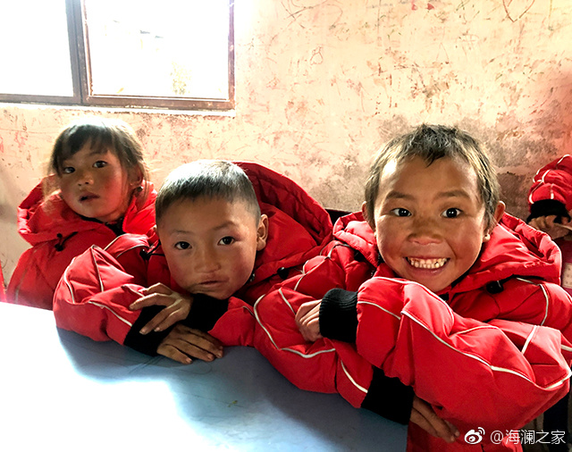 在四川省西南部川滇交界處的大涼山深處，坐落著一所紅旗小學(xué)。每當(dāng)最寒冷的季節(jié)到來，這里的許多孩子們不得不共用一件冬衣御寒。 &ldquo;多一克溫暖&rdquo;與暖流計(jì)劃記錄下了孩子們開心的笑臉。這些笑臉，都是&ldquo;多一克溫暖&rdquo;前行中的源源動(dòng)力。