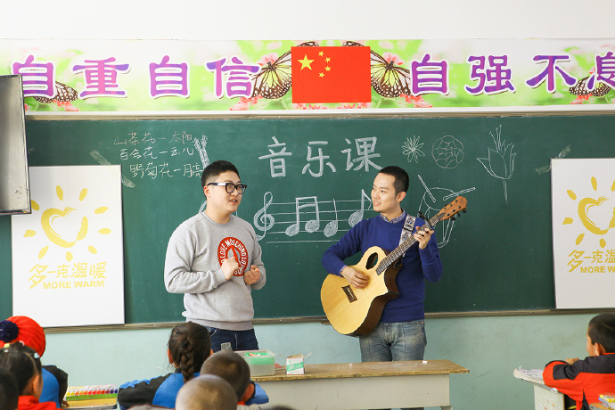 &ldquo;多一克溫暖&rdquo;公益活動(dòng)的老朋友好妹妹樂隊(duì)，為孩子們帶來了音樂和繪畫課，用音符溫暖孩子們的心靈，用畫筆繪出更繽紛的世界。不斷匯聚的愛心，讓寒冷的北疆進(jìn)入到更多人的視野當(dāng)中，也讓孩子們臉上的笑容更燦爛。