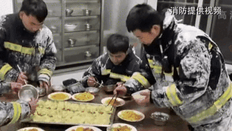 零下14度滅火后 消防員吃飯這一幕讓人心疼！