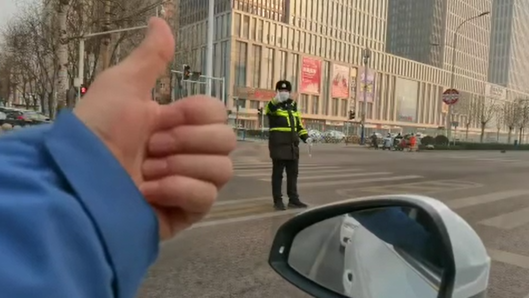 石家莊路人和交警的這個(gè)&ldquo;暗號(hào)&rdquo;，真暖！