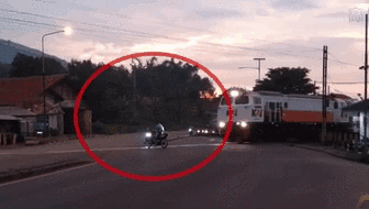 魯莽！無視警報 印尼男子強穿鐵軌險被撞