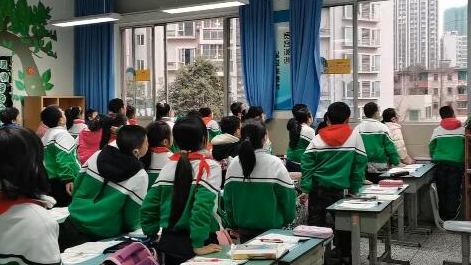 課上到一半，同學(xué)們卻把頭望向了外面！校長說：點(diǎn)贊！