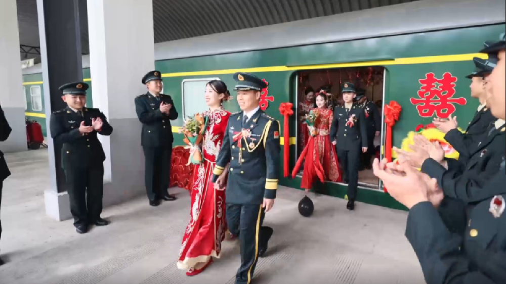 火車當(dāng)&ldquo;婚車&rdquo;，東風(fēng)快遞員最有排面的&ldquo;幸福軍列&rdquo;