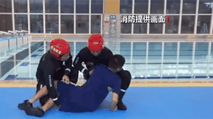 水中遇險 如何自救與施救？黃金30秒 如何將溺水者救上岸？