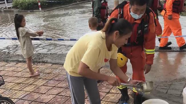 溫暖瞬間！女子帶娃送晚餐感激消防員