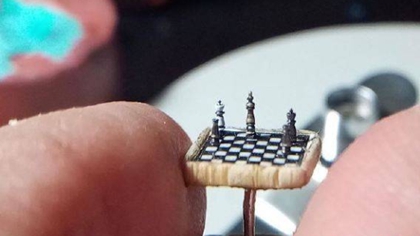 比指甲蓋還??！ 土耳其微雕藝術(shù)家雕出超小國際象棋
