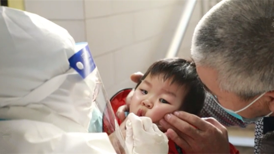 這一跪，謝謝你最美的&ldquo;核酸護士&rdquo;