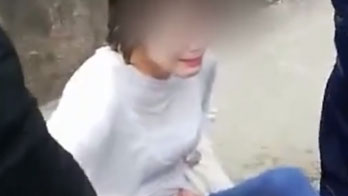 四川一女子墜河欲輕生，兩名消防員一躍而下