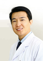 葉子?。罕本┟罓柲垦劭漆t(yī)院院長