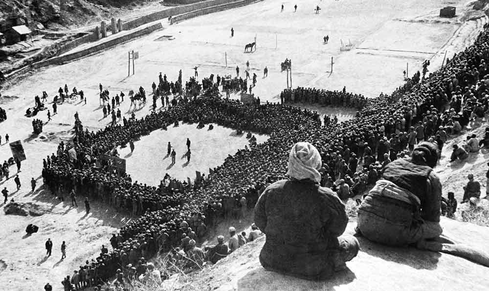 東北文代大會為慶祝斯大林70壽辰，由魯藝文工團演出黃河大合唱。