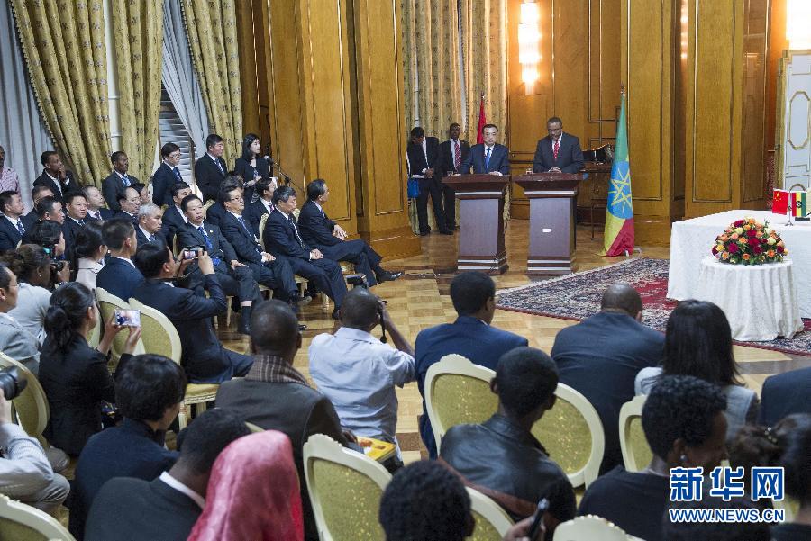 5月4日，國(guó)務(wù)院總理李克強(qiáng)在亞的斯亞貝巴與埃塞俄比亞總理海爾馬里亞姆舉行會(huì)談。這是會(huì)談后，李克強(qiáng)與海爾馬里亞姆共同會(huì)見(jiàn)記者。 新華社記者 王曄 攝