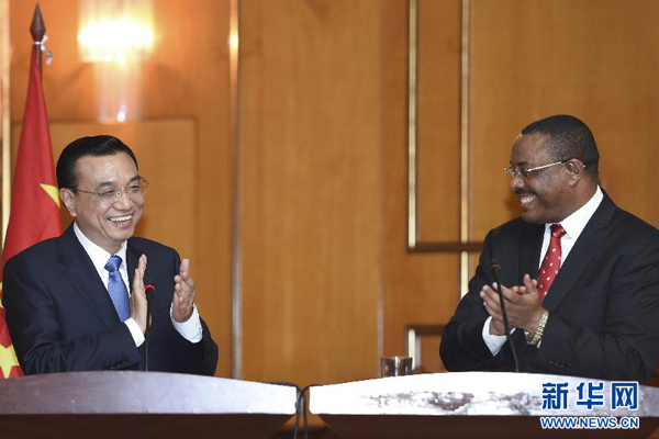 5月4日，國(guó)務(wù)院總理李克強(qiáng)在亞的斯亞貝巴與埃塞俄比亞總理海爾馬里亞姆舉行會(huì)談。這是會(huì)談結(jié)束后，李克強(qiáng)與海爾馬里亞姆共同會(huì)見(jiàn)記者。 新華社記者 李學(xué)仁 攝
