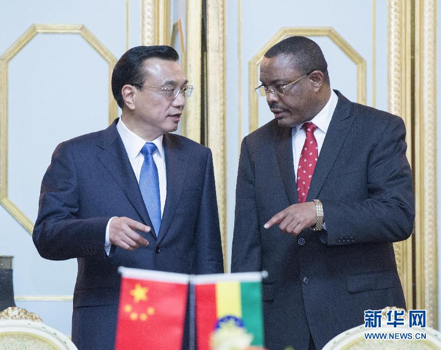 5月4日，中國(guó)國(guó)務(wù)院總理李克強(qiáng)在亞的斯亞貝巴與埃塞俄比亞總理海爾馬里亞姆舉行會(huì)談。這是會(huì)談后，李克強(qiáng)與海爾馬里亞姆共同出席有關(guān)文件簽字儀式。 新華社記者 王曄 攝
