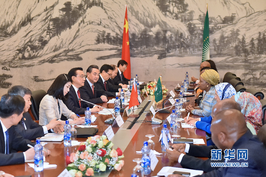 5月5日，中國國務(wù)院總理李克強在亞的斯亞貝巴非洲聯(lián)盟總部會見非盟委員會主席祖馬。 新華社記者李濤攝