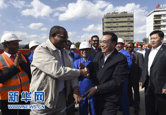 5月5日，中國國務(wù)院總理李克強(qiáng)考察亞的斯亞貝巴輕軌項(xiàng)目，埃塞俄比亞總理海爾馬里亞姆陪同。新華社記者 李學(xué)仁 攝