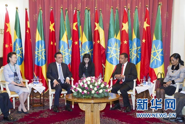 李克強(qiáng)總理夫人程虹、穆拉圖總統(tǒng)夫人梅阿扎參加會(huì)見。新華社記者王曄攝