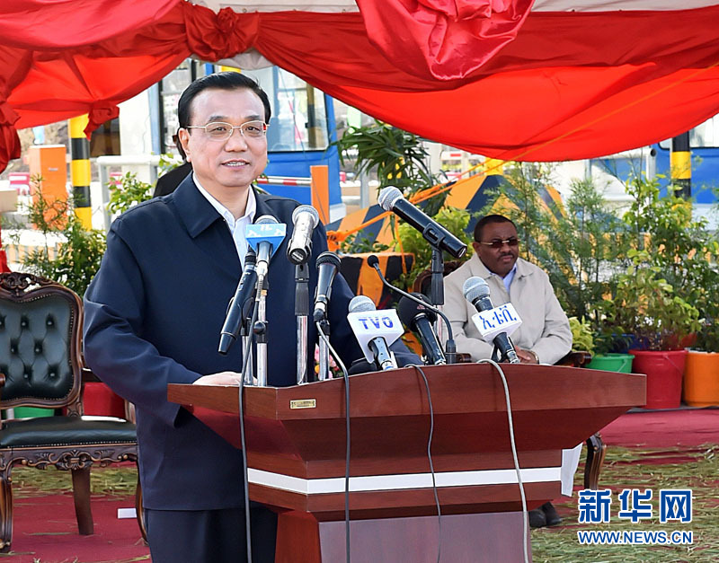 5月5日，國(guó)務(wù)院總理李克強(qiáng)與埃塞俄比亞總理海爾馬里亞姆共同出席亞的斯亞貝巴-阿達(dá)瑪高速公路一期竣工揭牌典禮，并為二期工程開(kāi)工奠基剪彩。這是李克強(qiáng)在典禮上致辭。新華社記者 李濤 攝 