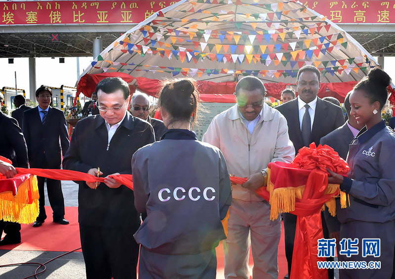 5月5日，中國(guó)國(guó)務(wù)院總理李克強(qiáng)與埃塞俄比亞總理海爾馬里亞姆共同出席亞的斯亞貝巴-阿達(dá)瑪高速公路一期竣工揭牌典禮，并為二期工程開(kāi)工奠基剪彩。這是李克強(qiáng)與海爾馬里亞姆共同為亞的斯亞貝巴-阿達(dá)瑪高速公路二期工程開(kāi)工剪彩。新華社記者 李濤 攝 