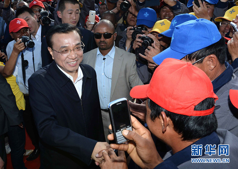 5月5日，中國(guó)國(guó)務(wù)院總理李克強(qiáng)與埃塞俄比亞總理海爾馬里亞姆共同出席亞的斯亞貝巴-阿達(dá)瑪高速公路一期竣工揭牌典禮，并為二期工程開(kāi)工奠基剪彩。這是典禮結(jié)束后，李克強(qiáng)同工程施工人員親切交談。新華社記者 李濤 攝 