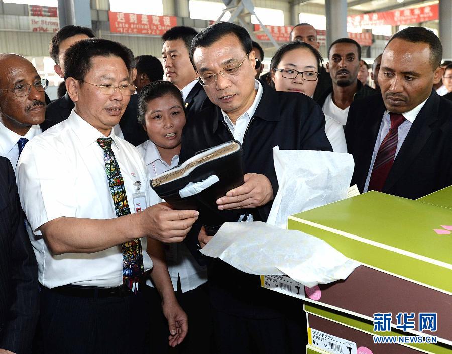 5月5日，中國國務院總理李克強在埃塞俄比亞總理海爾馬里亞姆陪同下參觀東方工業(yè)園。這是李克強在生產車間聽取負責人介紹生產情況。新華社記者 李濤 攝