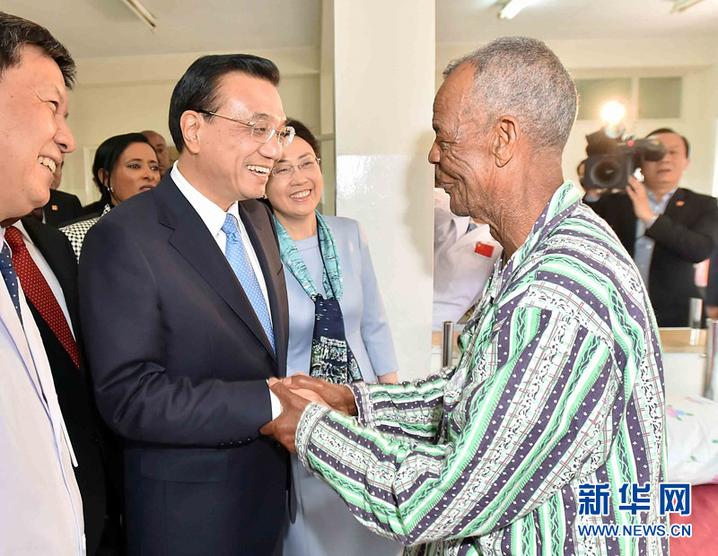 5月6日，中國國務(wù)院總理李克強(qiáng)與埃塞俄比亞總統(tǒng)穆拉圖一同來到亞的斯亞貝巴阿勒塔醫(yī)院，看望受益于中國免費(fèi)白內(nèi)障手術(shù)&ldquo;光明行&rdquo;活動(dòng)的埃塞俄比亞患者。新華社記者 李濤 攝 