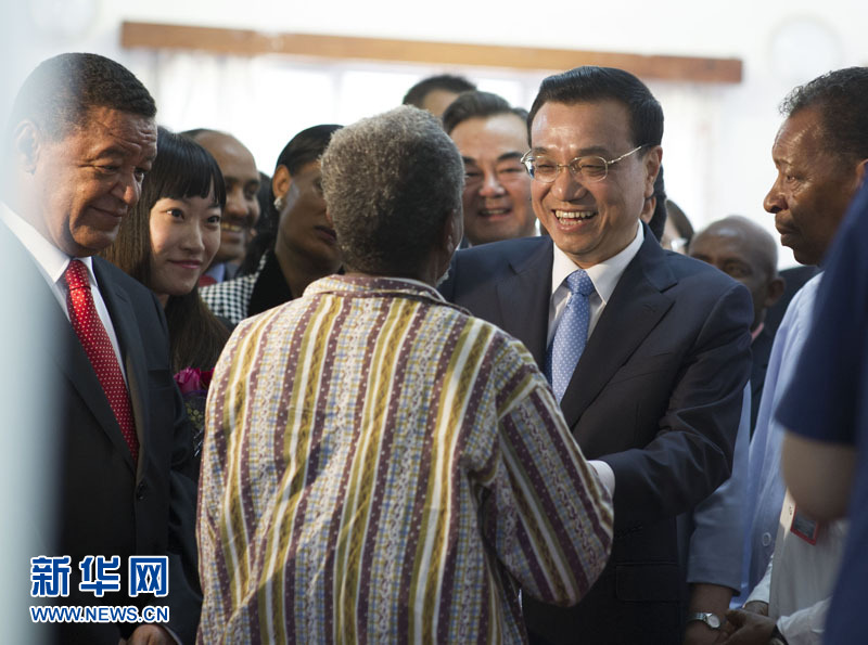5月6日，中國國務(wù)院總理李克強(qiáng)與埃塞俄比亞總統(tǒng)穆拉圖一同來到亞的斯亞貝巴阿勒塔醫(yī)院，看望受益于中國免費(fèi)白內(nèi)障手術(shù)&ldquo;光明行&rdquo;活動(dòng)的埃塞俄比亞患者。新華社記者 謝環(huán)馳 攝 