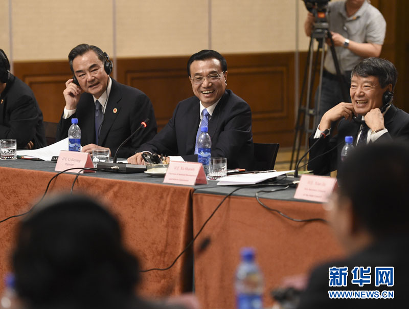  5月6日，國務(wù)院總理李克強(qiáng)在埃塞俄比亞首都亞的斯亞貝巴出席中非經(jīng)貿(mào)人文座談會(huì)。 新華社記者 李學(xué)仁 攝 