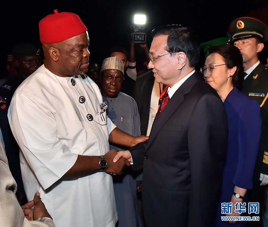     5月6日，應(yīng)尼日利亞總統(tǒng)喬納森邀請(qǐng)，國(guó)務(wù)院總理李克強(qiáng)乘專機(jī)抵達(dá)阿布賈國(guó)際機(jī)場(chǎng)，開始對(duì)尼日利亞進(jìn)行正式訪問。李克強(qiáng)總理夫人程虹同機(jī)抵達(dá)。新華社記者 李濤 攝 