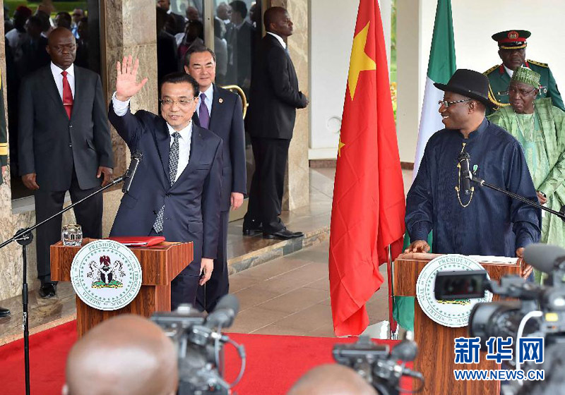 5月7日，中國國務院總理李克強在阿布賈與尼日利亞總統(tǒng)喬納森會談后共同會見記者，并回答記者提問。 新華社記者李濤攝 