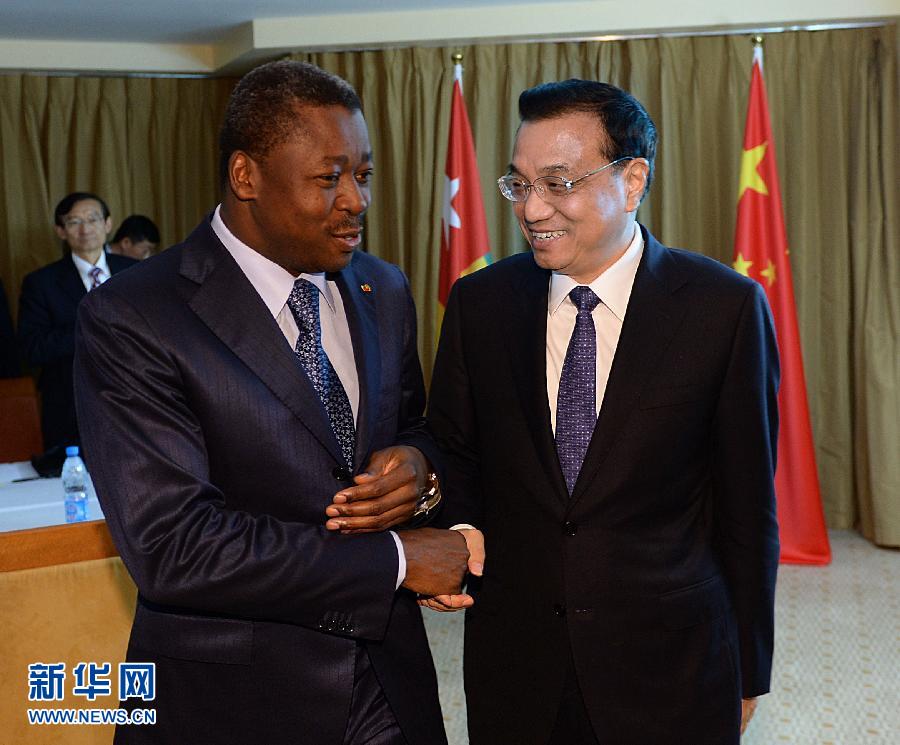 5月7日，正在尼日利亞訪問的中國國務(wù)院總理李克強(qiáng)在阿布賈會見出席第24屆世界經(jīng)濟(jì)論壇非洲峰會全會的多哥總統(tǒng)福雷。 新華社記者 李濤 攝 